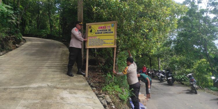 Respon Cepat Polisi Ngawi Tangani Bahu Jalan yang Longsor di Kendal