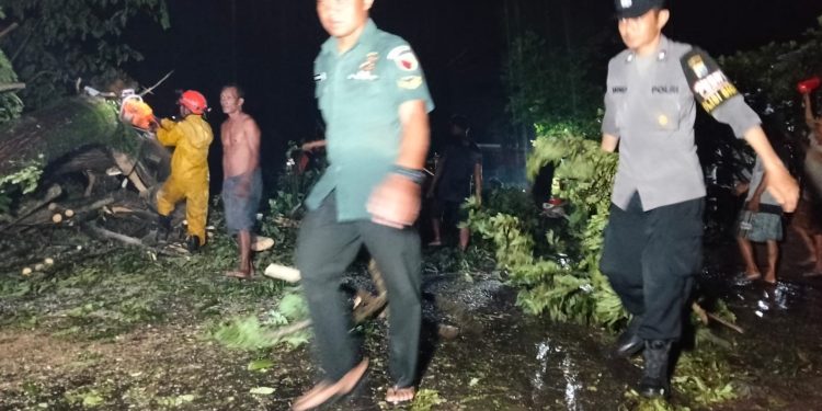 Polri untuk Masyarakat, Polisi Ngawi Bersama Tim Gabungan Amankan Jalur Kedunggalar – Jogorogo